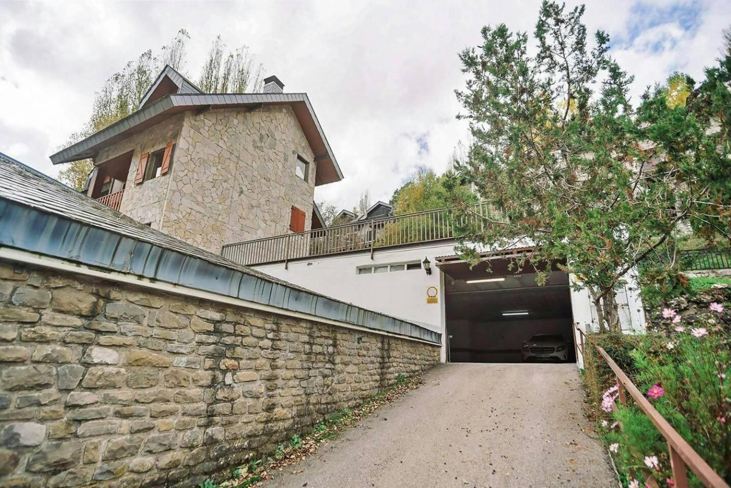 La Casita Del Arbol Lägenhet Sallent de Gállego Exteriör bild